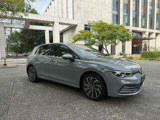 2022 Volkswagen Golf VIII, серебристый, 1805000 рублей, вид 2