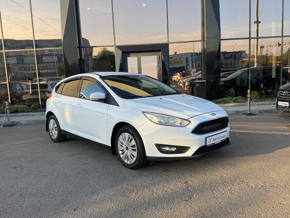 2017 Ford Focus III Рестайлинг, белый, 1100000 рублей - вид 2