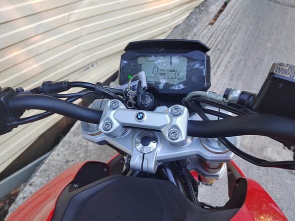 2020 BMW G 310 R, красный, 450000 рублей - вид 2