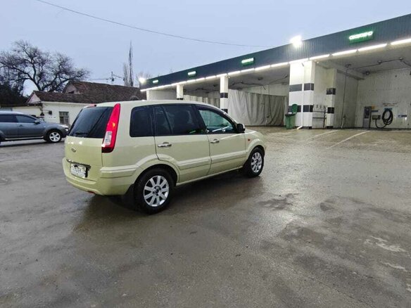 2009 Ford Fusion I Рестайлинг, жёлтый, 700000 рублей - вид 5