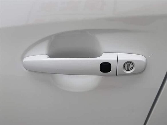 2022 Toyota Yaris L X XP150 Рестайлинг, белый, 1050202 рублей - вид 19