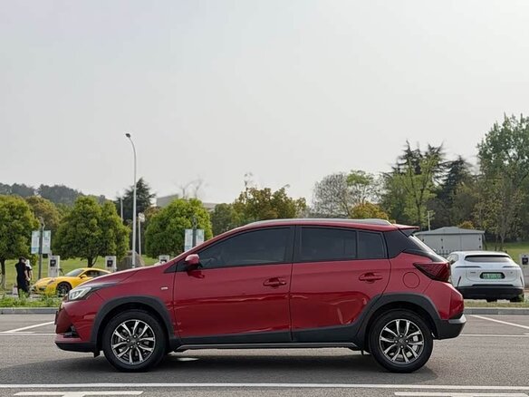 2022 Toyota Yaris IV, красный, 1165000 рублей - вид 3