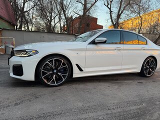2020 BMW 5 серии M550i xDrive VII (G30/G31/G38) Рестайлинг, белый, 6090000 рублей, вид 3