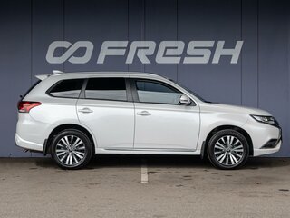2022 Mitsubishi Outlander III Рестайлинг 3, белый, 2550000 рублей, вид 5