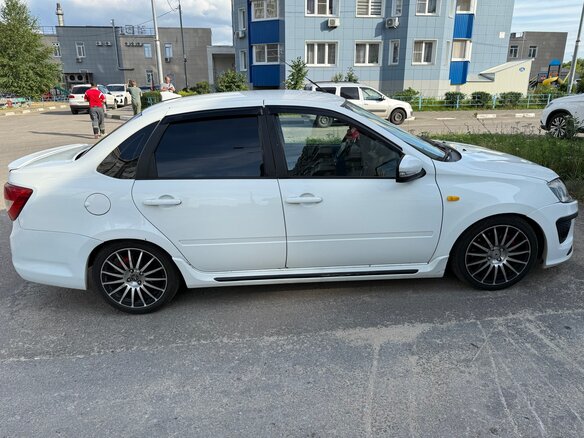 2015 Lada (ВАЗ) Granta Sport I, белый, 700000 рублей - вид 2