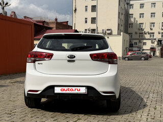 2016 Kia Rio III Рестайлинг, белый, 970000 рублей, вид 3