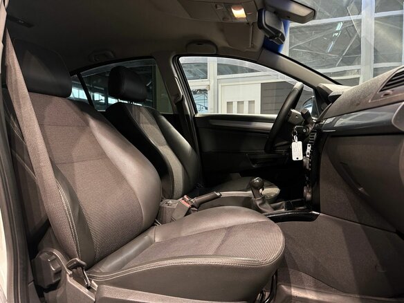 2011 Opel Astra H Рестайлинг, белый, 622000 рублей - вид 11