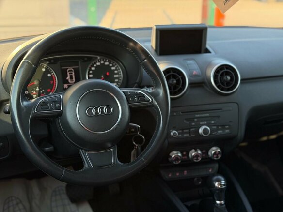 2013 Audi A1 I (8X), красный, 920000 рублей - вид 16