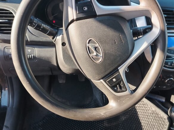 2013 Hyundai Solaris I, чёрный - вид 4