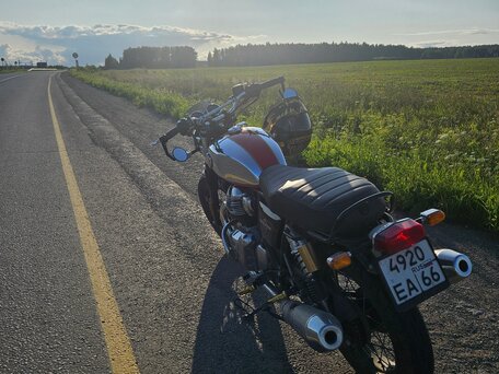 2024 Royal Enfield Interceptor 650, серебристый, 590000 рублей, вид 2