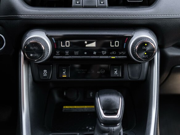 2020 Toyota RAV4 V (XA50), белый, 3599000 рублей - вид 15