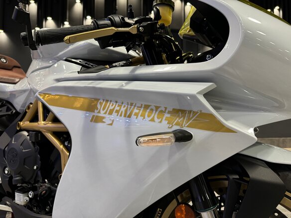 2021 MV Agusta Superveloce 800, белый - вид 5