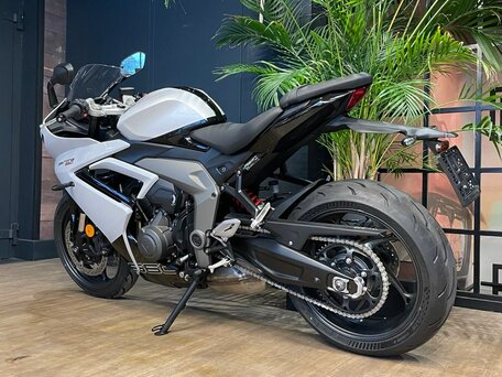 2025 Triumph Daytona 660, белый, 1150000 рублей, вид 2