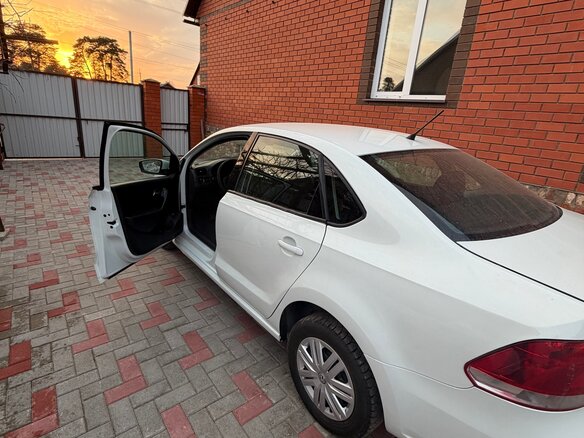 2013 Volkswagen Polo V, белый, 500000 рублей - вид 3