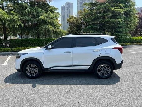 2023 Kia Seltos I Рестайлинг, белый, 1950000 рублей, вид 4