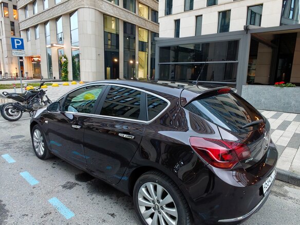 2013 Opel Astra J Рестайлинг, коричневый, 825000 рублей - вид 6