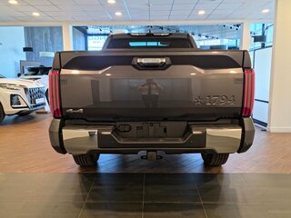 2025 Toyota Tundra CrewMax III, серый, 9650000 рублей, вид 3