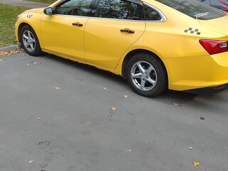 2017 Chevrolet Malibu IX, жёлтый, 1150000 рублей, вид 2