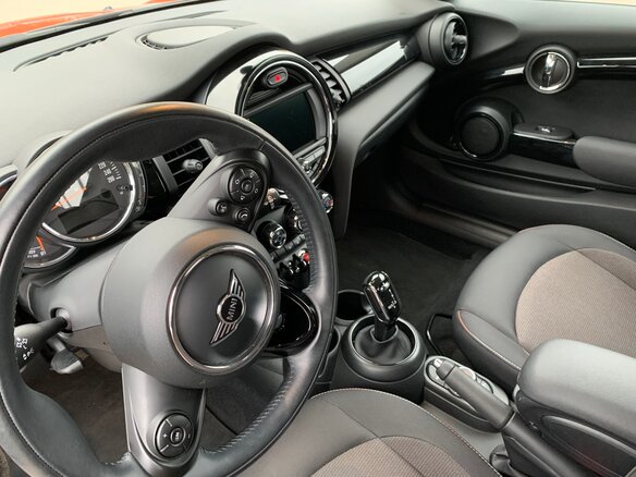 2018 Mini Hatch Cooper III (F55/F56) Рестайлинг, оранжевый, 1985000 рублей - вид 12