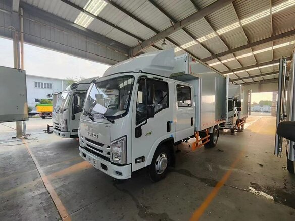 2026 Isuzu Elf (N-series), золотистый, 4650000 рублей - вид 16
