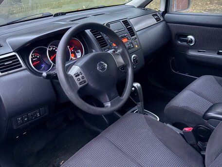 2010 Nissan Tiida I Рестайлинг, серебристый, 550000 рублей, вид 5