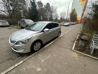 2015 Hyundai Solaris I Рестайлинг, серебристый, 715000 рублей, вид 2