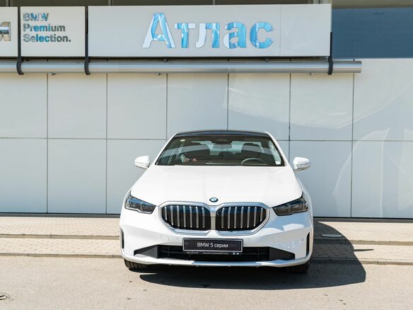 2024 BMW 5 серии Long 530Li xDrive VIII (G60/G61/G68), белый, 7990000 рублей - вид 6