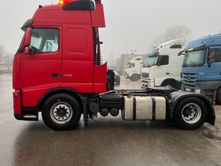 2010 Volvo FH, красный, 2750000 рублей, вид 2