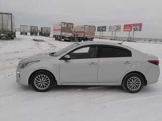 2018 Kia Rio IV, серебристый, 1250000 рублей, вид 3