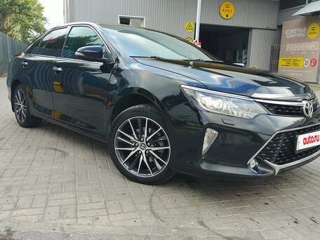 2017 Toyota Camry VII (XV50) Рестайлинг 2, чёрный, 2100000 рублей, вид 1