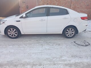2016 Kia Rio III Рестайлинг, белый, 750000 рублей, вид 4