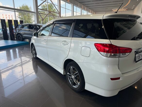 2010 Toyota Wish II, белый - вид 5