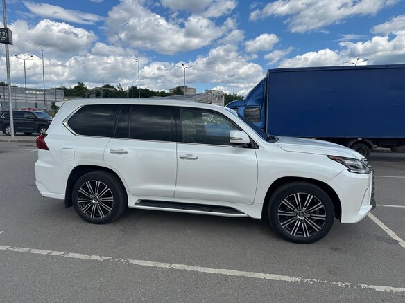2019 Lexus LX 570 III Рестайлинг 2, белый, 8490000 рублей - вид 3