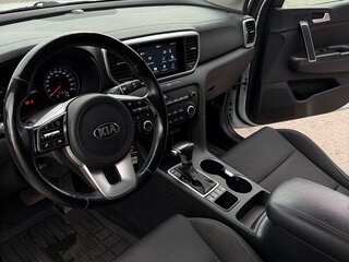 2018 Kia Sportage IV Рестайлинг, белый, 1700000 рублей, вид 5