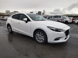 2018 Mazda Axela III Рестайлинг, белый, 1100000 рублей, вид 2