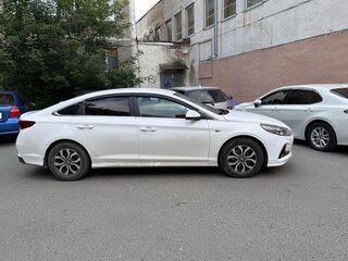 2019 Hyundai Sonata VII (LF) Рестайлинг, белый, 900000 рублей, вид 2