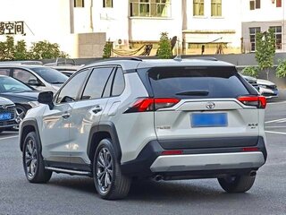 2025 Toyota RAV4 V (XA50), белый, 3995000 рублей, вид 5