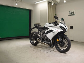 2024 Triumph Daytona 660, белый, 900000 рублей, вид 3