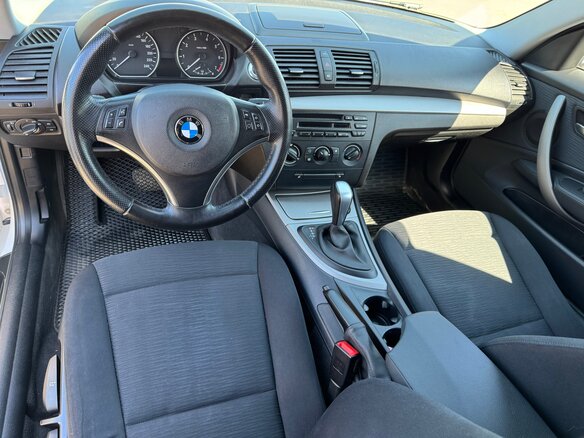 2011 BMW 1 серии 116i I (E81/E82/E87/E88) Рестайлинг, белый, 905000 рублей - вид 5