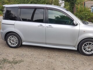 2004 Toyota Sienta I, серебристый, 680000 рублей, вид 3