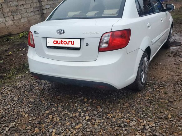 2009 Kia Rio II Рестайлинг, белый, 530000 рублей - вид 4