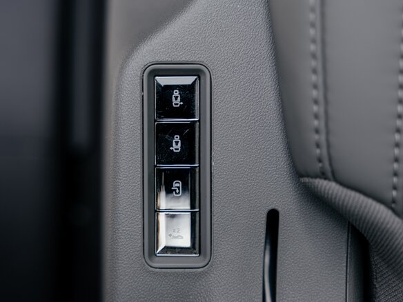 2025 Denza N9 46.9 kWh, серый, 7990000 рублей - вид 16