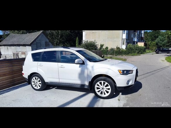 2011 Mitsubishi Outlander II Рестайлинг, белый, 1350000 рублей - вид 4