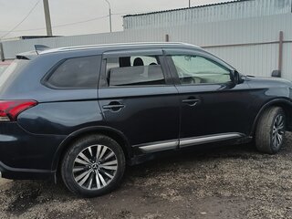 2019 Mitsubishi Outlander III Рестайлинг 3, синий, 1700000 рублей, вид 2