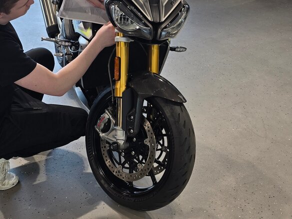 2021 Triumph Speed Triple, серый, 900000 рублей - вид 15
