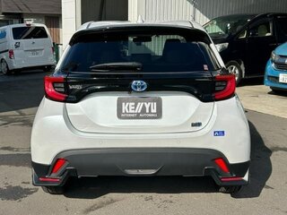 2022 Toyota Yaris IV, белый, 850000 рублей, вид 3