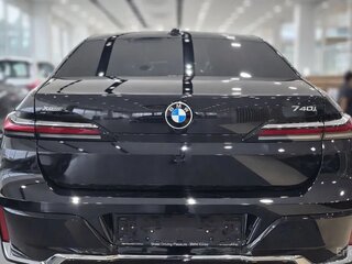 2026 BMW 7 серии 740 xDrive VII (G70) Рестайлинг, чёрный, 17000000 рублей, вид 3