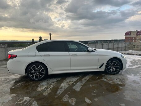 2020 BMW 5 серии 530d xDrive VII (G30/G31/G38) Рестайлинг, белый, 7200000 рублей, вид 3
