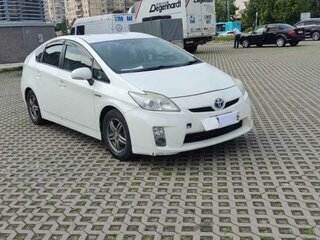 2010 Toyota Prius III (XW30), белый, 1400000 рублей, вид 2