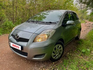 2010 Toyota Vitz II (XP90), серебристый, 590000 рублей, вид 3